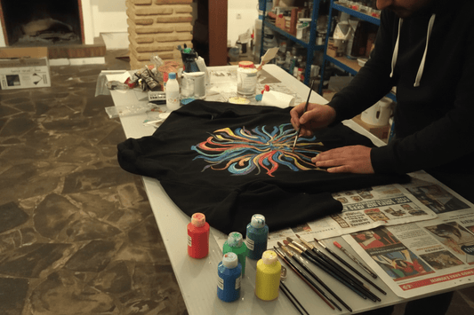 Cómo pintamos a mano cada prenda — El proceso detrás de Cryptic Nine - CRYPTIC NINE WEAR SHOP