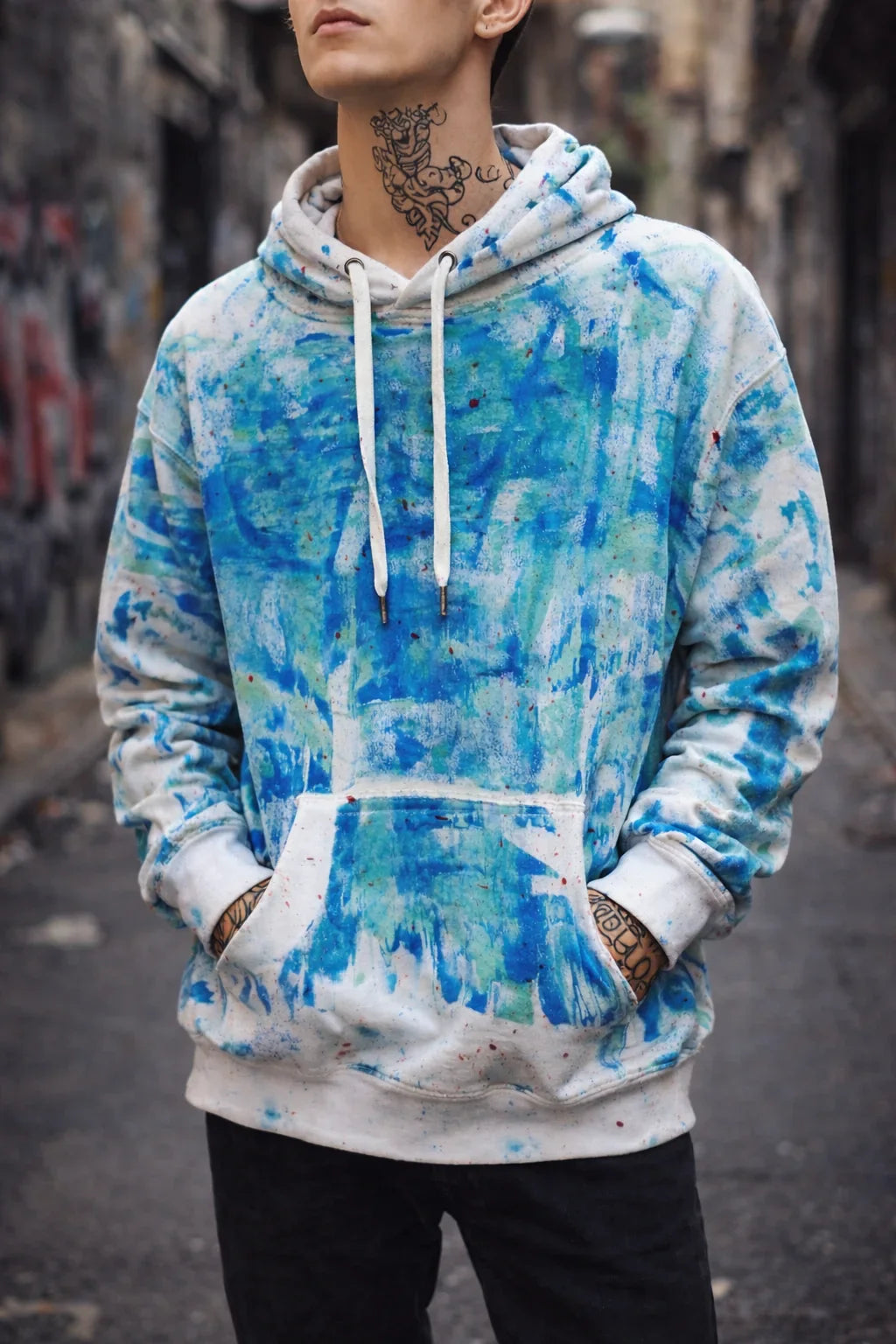 Sudadera con capucha pintada a mano, diseño azul maximalista, estilo urbano moderno