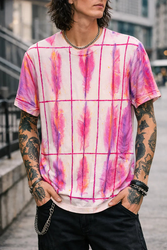 Camiseta pintada a mano con diseño rosa y morado, estilo maximalista, hombre tatuado