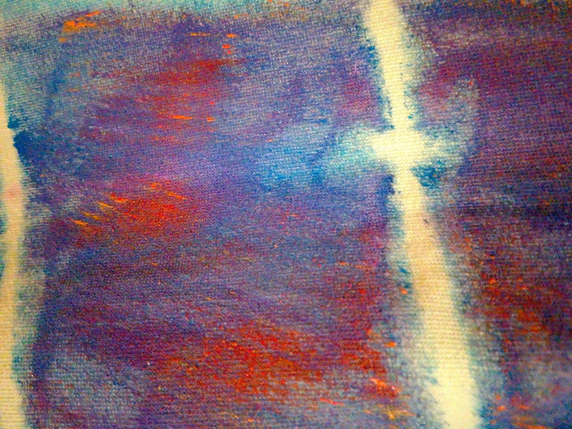 Diseño maximalista pintado a mano con colores morado, azul y naranja sobre tela.