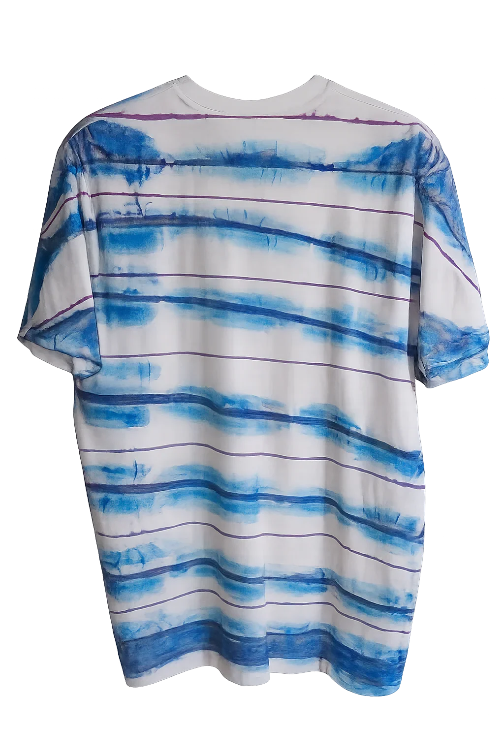 T-shirt blanc peint à la main avec des rayures bleues et violettes de style maximaliste